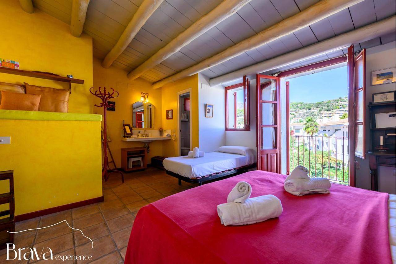 Casa Jordi - Piedra y bóveda en el corazón de Cadaqués I 3 suites I 2 parkings I patio con bbq in Platja del Port d'Alguer (Cadaques), Cadaques