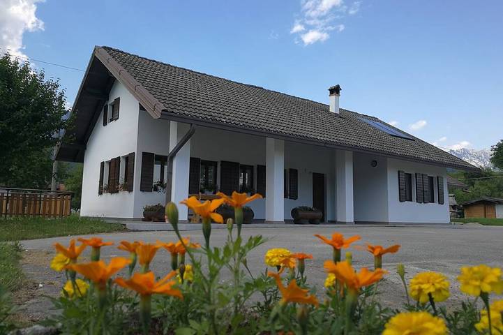 Gîte pour 11 personnes, avec Jacuzzi et Terrasse ainsi que Jardin et Sauna