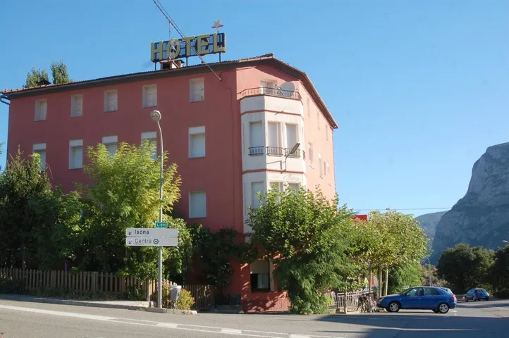 Hotel para 3 personas, con terraza además de piscina y jardín, Familias con niños - 1