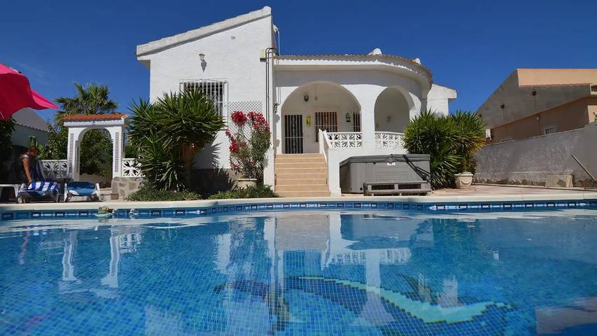 Villa pour 4 personnes, avec piscine ainsi que jacuzzi et jardin à Rojales