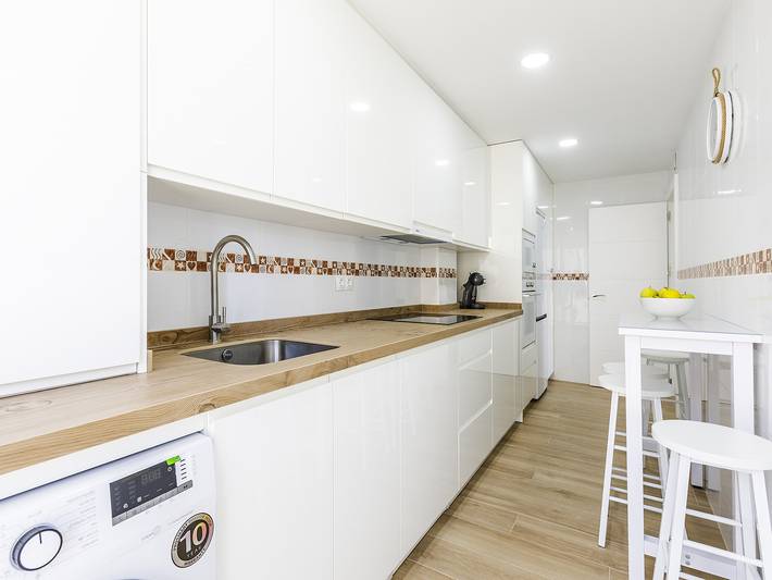 Entire apartment, Beachfront 2-bedroom apartment with air conditioning in Torre del Mar in Torre del Mar, Vélez-Málaga