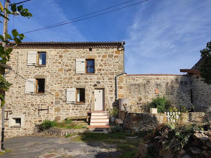 Location de vacances pour 2 personnes, avec jardin à Yronde-et-Buron