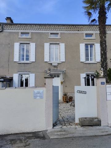 Gîte pour 8 personnes, avec piscine et jardin à Pradons