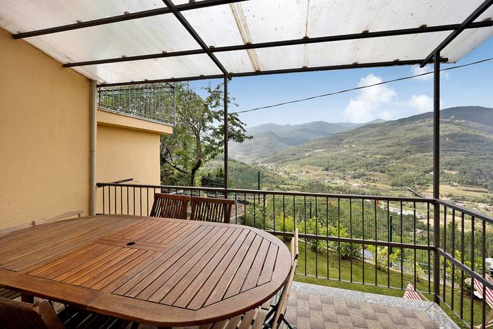 Appartamento intero, Appartamento 'Casa dei Fiori' adatto agli animali domestici con vista sulle montagne e Wi-Fi in Bosco (Casanova Lerrone), Casanova Lerrone