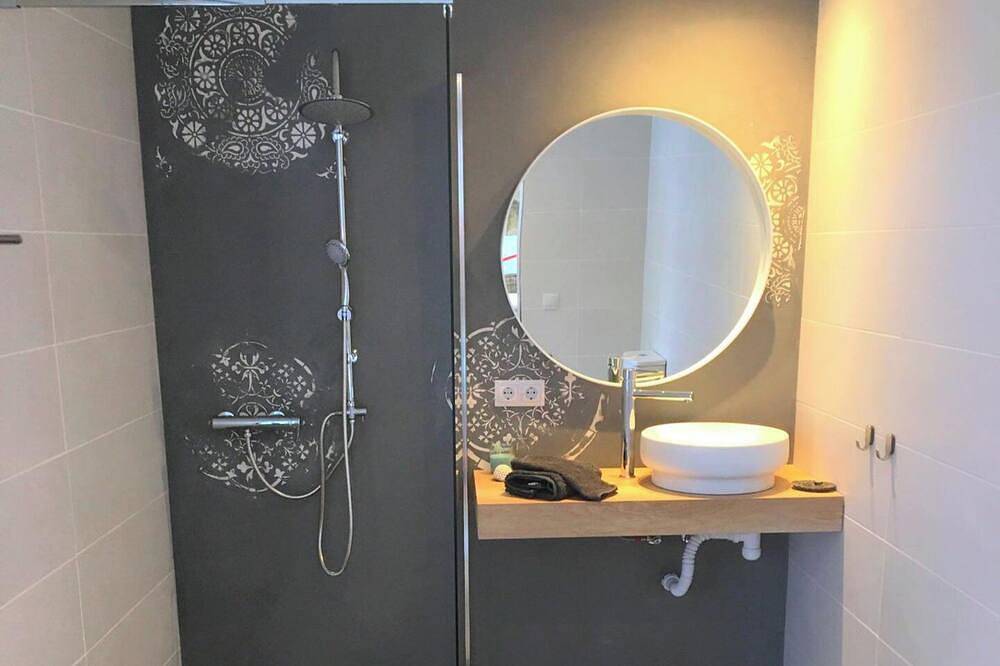 Entire apartment, Guesthouse Sleeps 2 - Pool Access - Pets Welcome in Benajarafe, Vélez-Málaga