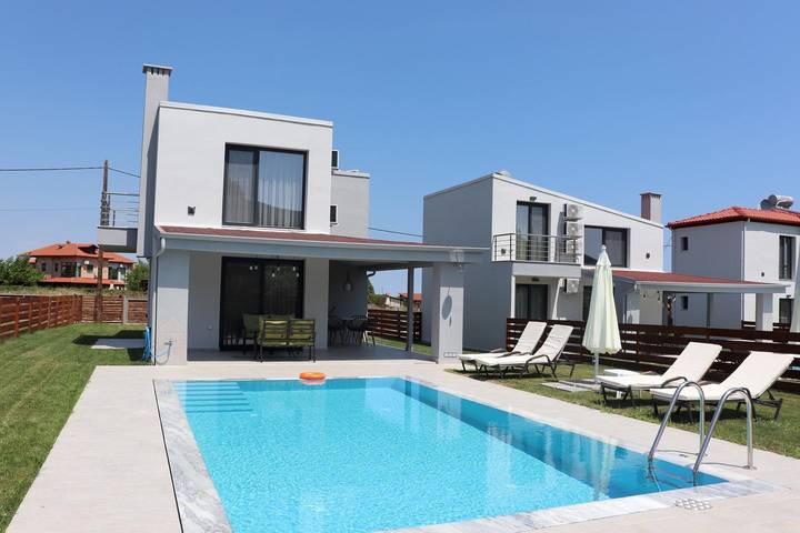 Vacation rental for 5 people, with Balcony and Terrace as well as Yard and Pool in Pieria