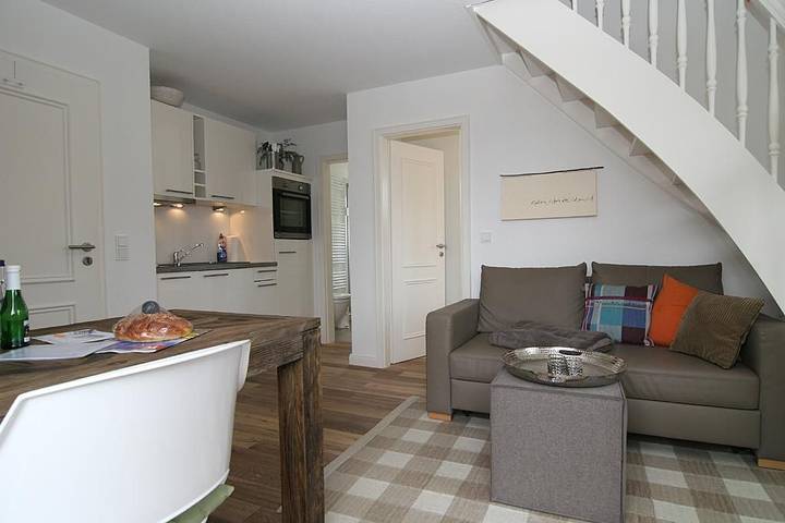 Ganze Wohnung, Diese gerade neu renovierte 2-Raum-Wohnung ist ein weiteres Highlight mitten im Ort. Ihr Urlaub fängt schon beim Eintreten an. Mit großem Balkon zum Entspannen, bleibt kein Wunsch offen. in Nordfriesische Inseln (Schleswig-Holstein) (Schleswig-Holstein), Hörnum