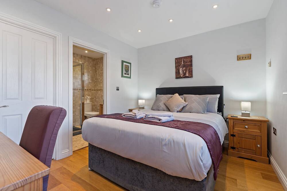 Single level Holiday Home within yards of the Camel Estuary, parking and garden in Padstow, Cornwall