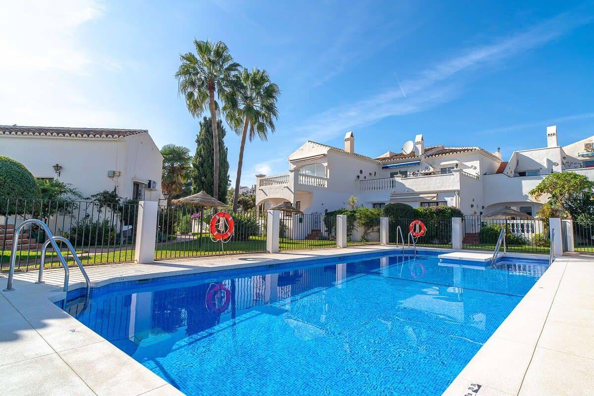 Ganze Wohnung, Ferienwohnung für 2 Personen mit Pool in El Capistrano, Costa del Sol