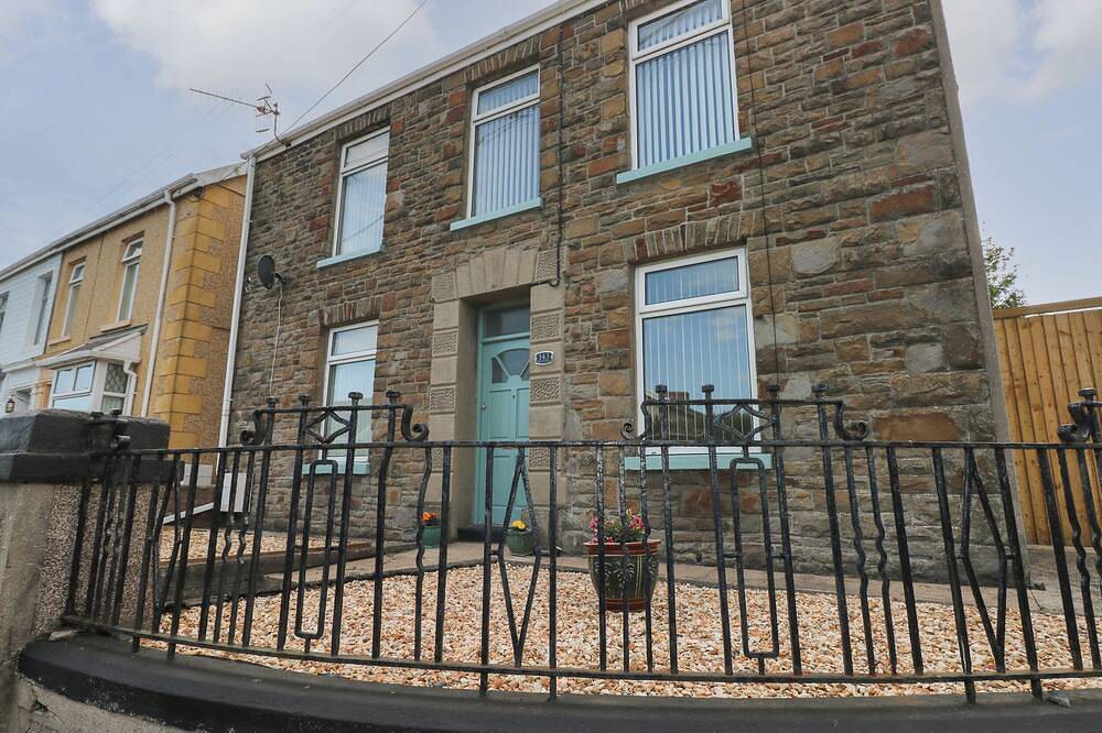 Brynawel, pet friendly, character holiday cottage in Burry Port in Burry Port, Carmarthenshire