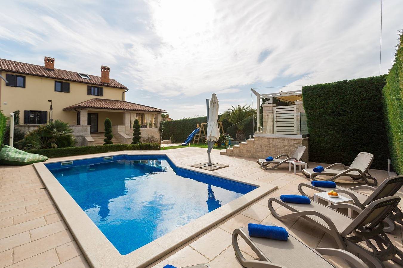 Atemberaubende Villa mit Pool, Jacuzzi, Sauna, Panoramablick, eigener Taverne, Spielplatz, Kamin in Kastelir, Općina Kaštelir - Labinci