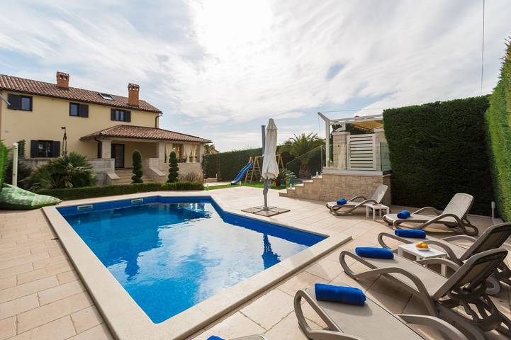 Ferienhaus für 6 Personen, mit Balkon und Garten sowie Pool und Sauna, kinderfreundlich in Kastelir