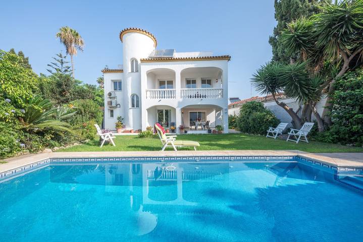 Villa for 10 people, with yard, with pets in Marbella