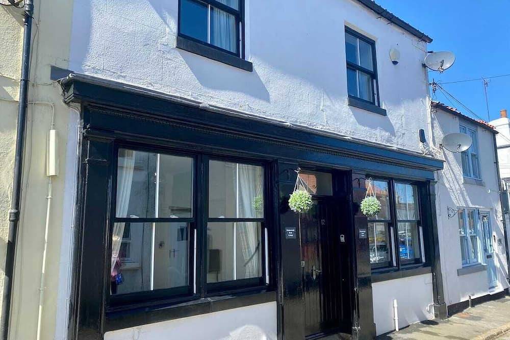 Flamborough Rock House & Cottage - village centre location in Flamborough, East Riding of Yorkshire