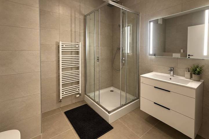 Ganze Wohnung, Modern Apartment with Balcony & Stunning Súľov Rocks Views in Mittelslowakei