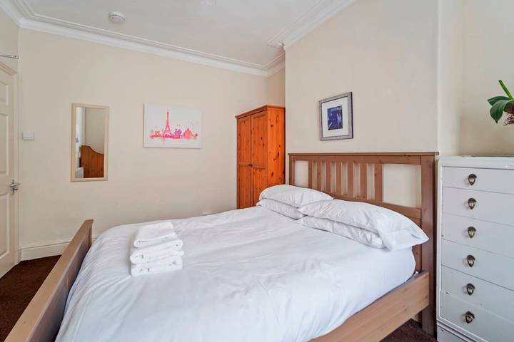Spacious 4‑Bed Home • Wv1 • Family & Contractor Friendly in Wolverhampton, Région de Birmingham