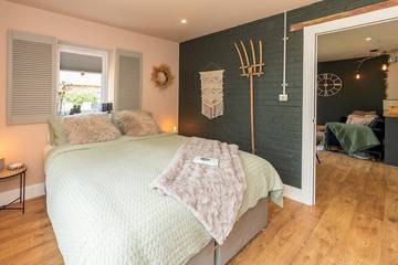 Glamping for 4 People in Reading, Chiltern Hills, Photo 2