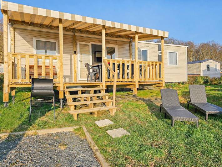 Camping pour 6 personnes, avec jardin et jacuzzi ainsi que piscine et bassin pour enfant