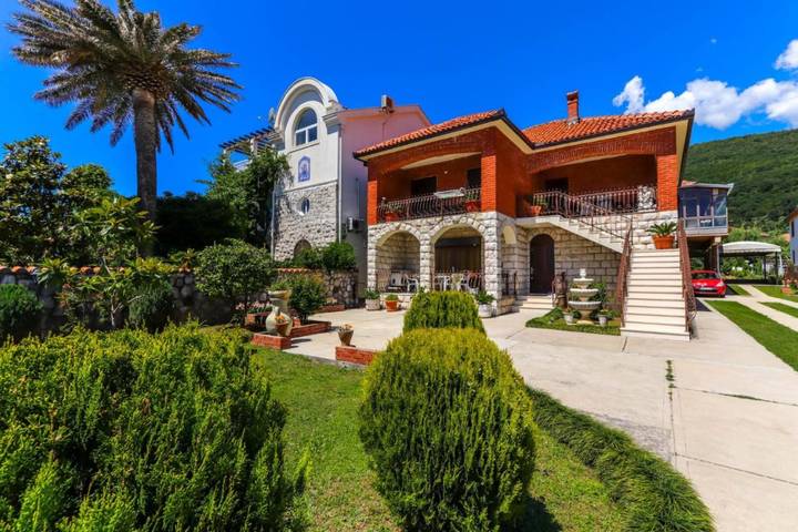 Ferienhaus für 6 Personen, mit Terrasse und Meerblick in Montenegro
