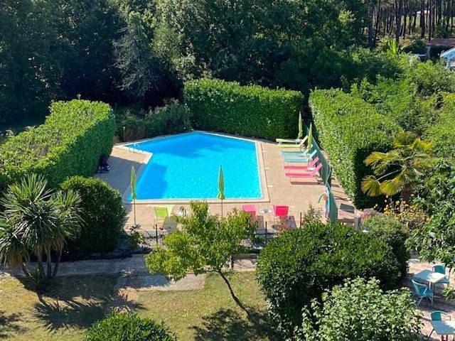Hotel para 2 personas, con jacuzzi además de jardín y piscina - 1