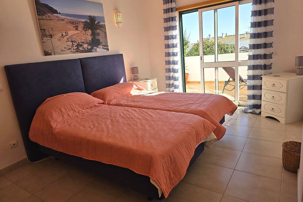Entire apartment, Cristaluz in central location, 5 mins walk to shops, restaurants and the beach ! in Praia da Luz, Faro District