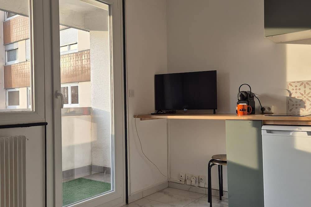 Entire apartment, Charming Studio with Balcony Two Steps from Strasbourg and its Cathedral in Schiltigheim, Strasbourg region