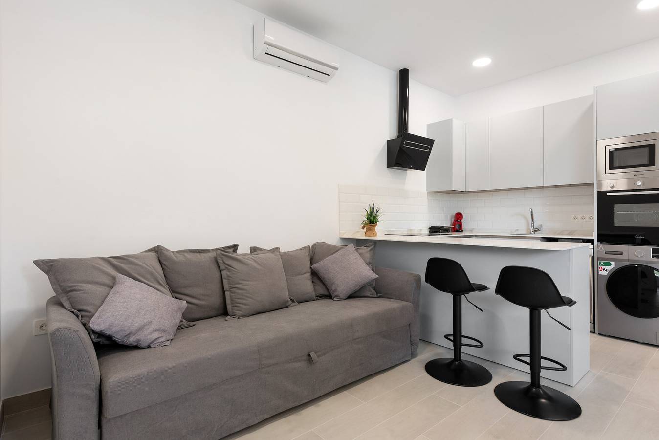 Apartamento entero, Apartamento 'Apartamentos Sealmar 2' con piscina compartida, Wi-Fi y aire acondicionado. in Carretera de Cádiz, Málaga