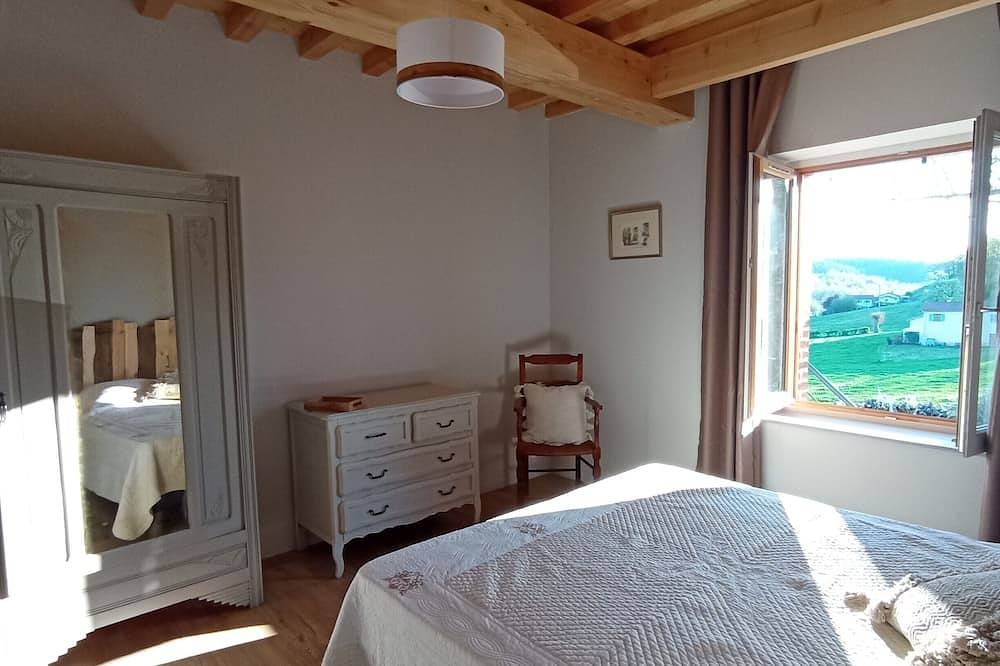 Chambre d’hôtes « Chambre Bois » avec piscine, terrasse et jardin partagés in Saint-Martin-Lestra, Montbrison