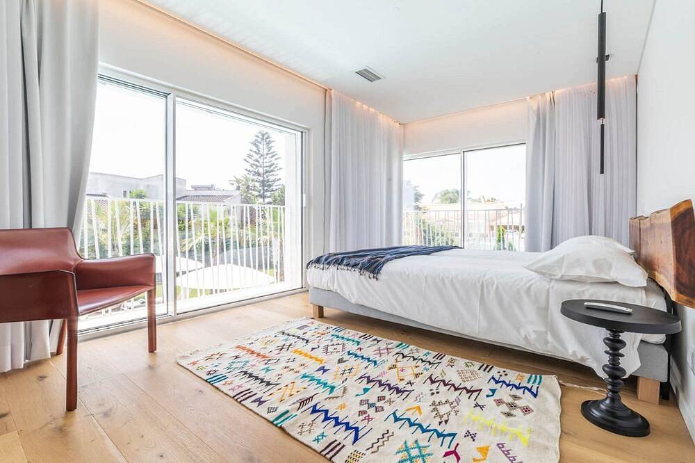 Magnificent Lisbon Coast Villa | 7 Bedrooms | Villa Alba | Private Jacuzzi & Swimming Pool | Aroeira in Aroeira, Corroios