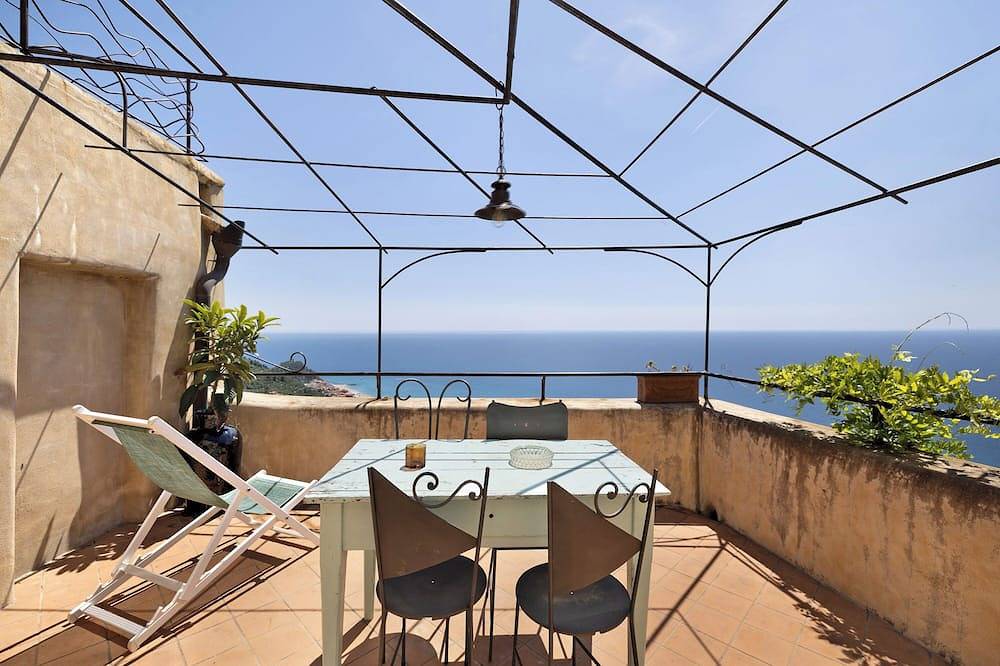 Entire apartment, Apartment 'Nespolo' with Sea View, Wi-Fi and Air Conditioning in Varigotti, Finale Ligure Municipality