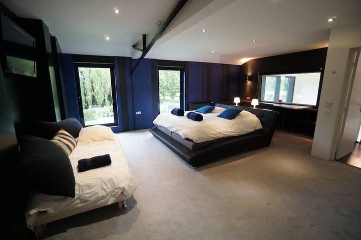 Loft – 15 people – 7 bedrooms – 6 bathrooms – Jacuzzi, Pool Table, Swimming Pool in Arques, Saint-Omer und Umgebung