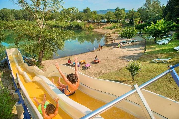 Camping pour 6 personnes, avec Terrasse et Jardin ainsi que Bassin pour enfant et Piscine à La Roque-d'Anthéron - 2