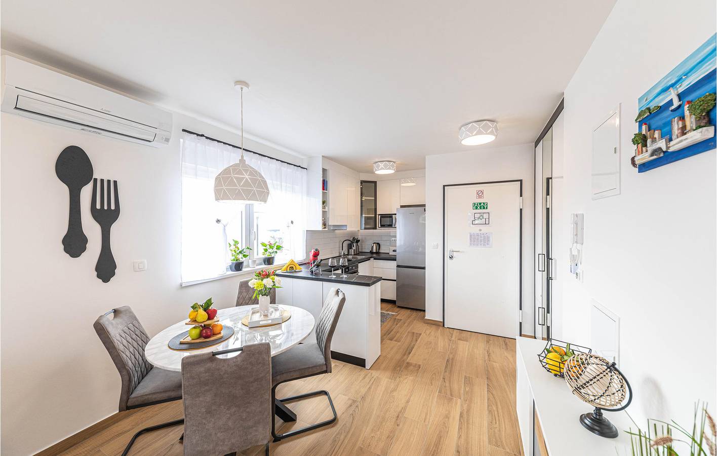 Ganze Ferienwohnung, Gemütliche Wohnung in der Nähe von Copa Cabana mit Terrasse und Parkplatz in Trogir, Split-Dalmatien
