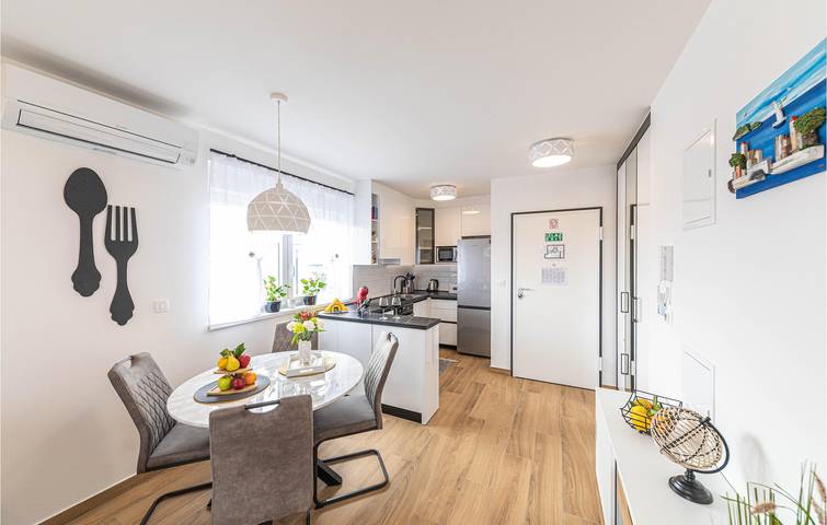 Apartamento vacacional entero, Acogedor apartamento cerca de Copa Cabana con terraza y aparcamiento in Trogir, Condado de Split-Dalmacia