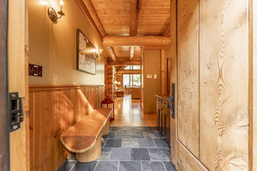 3,500 Sq Luxury Log Chalet | Hot Tub | Ski In/Ski Out | Overlooking Greywolf Gc in Panorama