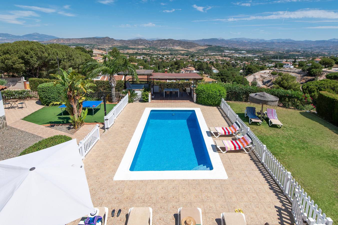 Villa andalouse avec piscine chauffée et capacité de 11 personnes in Pinos de Alhaurín, Alhaurín de la Torre
