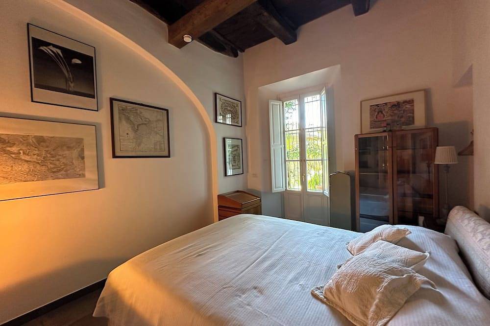 Appartement entier, Entre Lac Majeur et Lac d'Orta, maison d'architecte sur jardin clos et ombragé. in Pisano, Lago Maggiore (Piemonte)