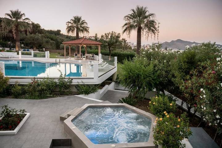 Appartement de vacances pour 3 personnes, avec jardin et vue ainsi que bassin pour enfant et piscine