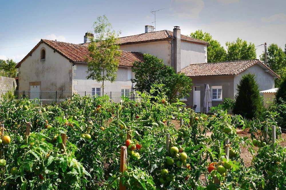 La Gargouil Un Charmant Gite De 14 Places in Charroux, Vienne (France)