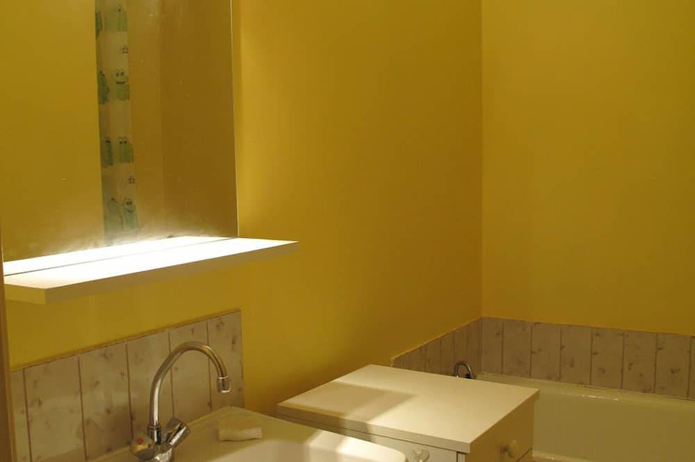 Entire apartment, Studio at the Foot of Corrençon-en-Vercors Slopes with Balcony in Corrençon-en-Vercors, Parc naturel régional du Vercors