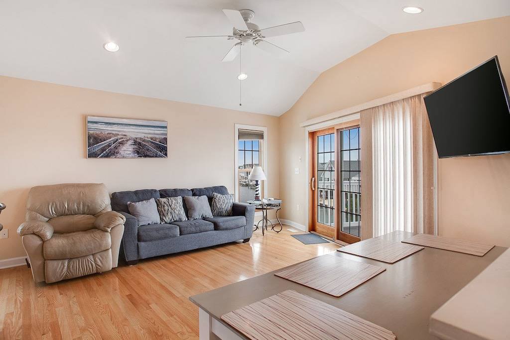 Town of Fenwick island home on the water with dock & central A/C - dogs Ok in Fenwick Island, Sussex County (Delaware)