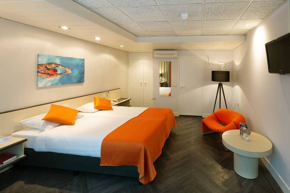 Relaxing Stay with On-site Restaurant, Pool, Free Parking, & Peaceful Atmosphere in Zeist, Bestuur Regio Utrecht