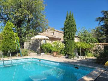 Gîte pour 8 personnes, avec vue ainsi que jardin et piscine à Blauvac