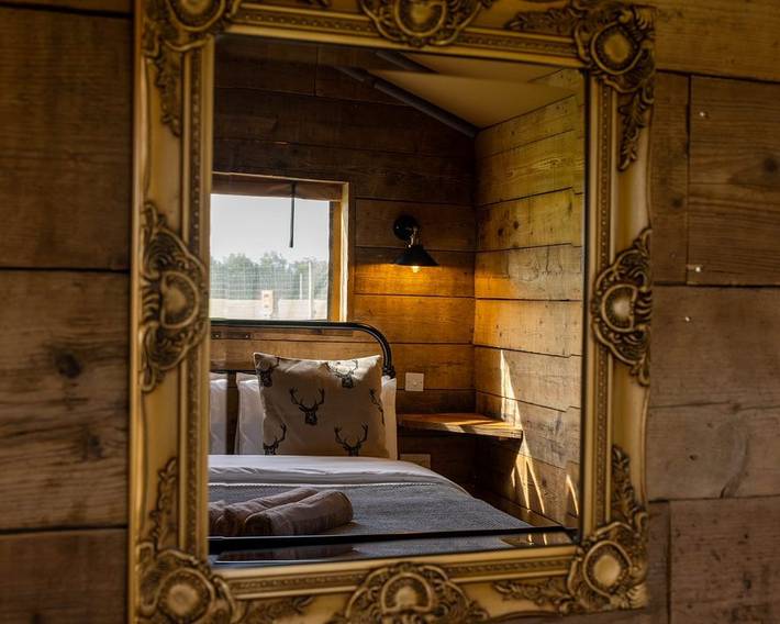 Holiday home for 6 people, with garden and hot tub as well as balcony, child-friendly in England