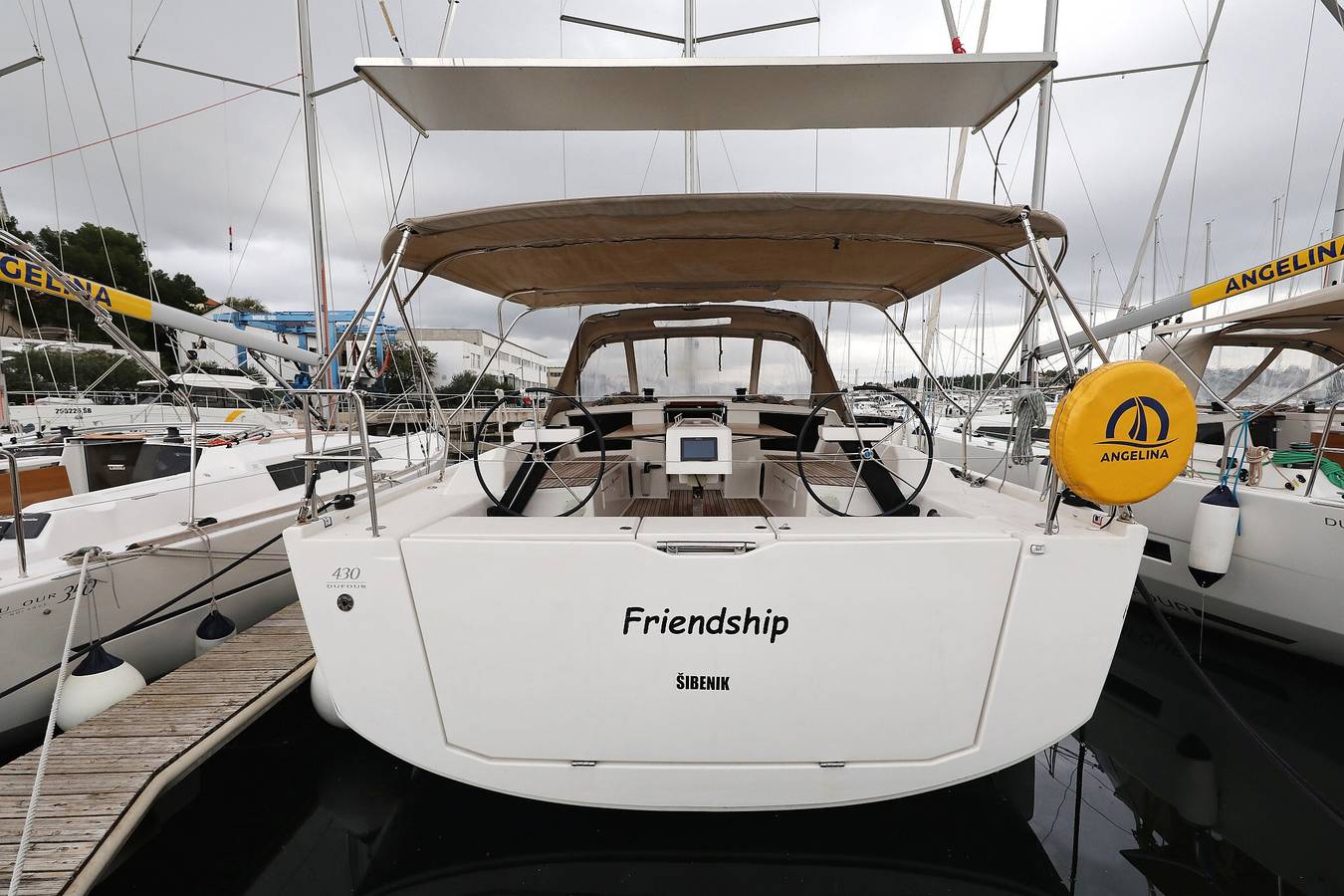 Boat for 6 people with hot tub in Vancouver, British Columbia