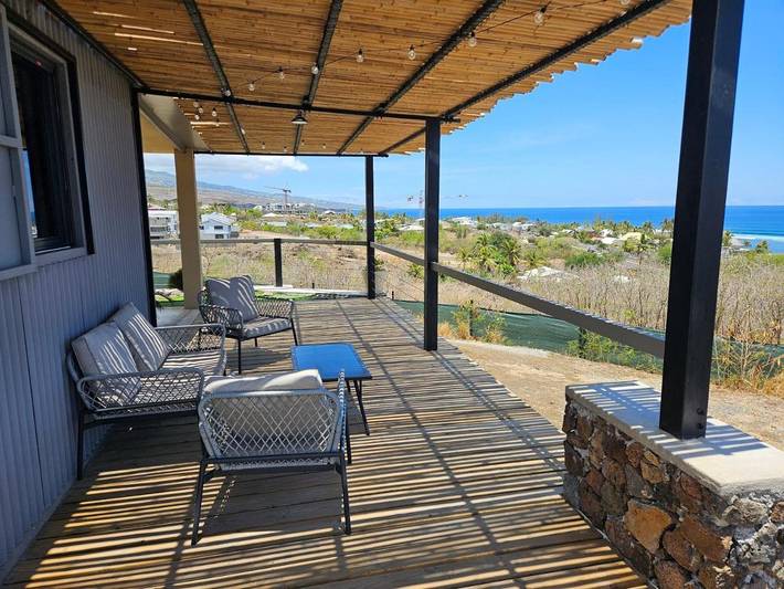 Location de vacances pour 2 personnes, avec vue ainsi que terrasse et jardin à Les Trois-Bassins - 3