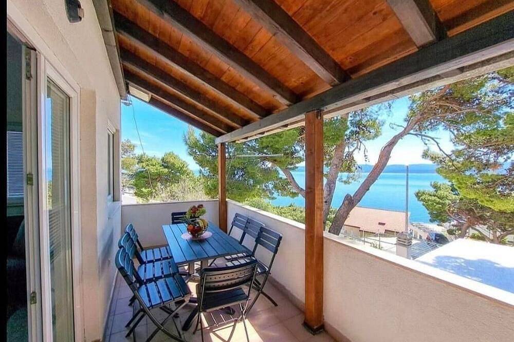 Ganze Wohnung, 2-Zimmer-Ferienwohnung mit Terrasse und Meerblick Medici, Omis in Mimice, Split-Dalmatien