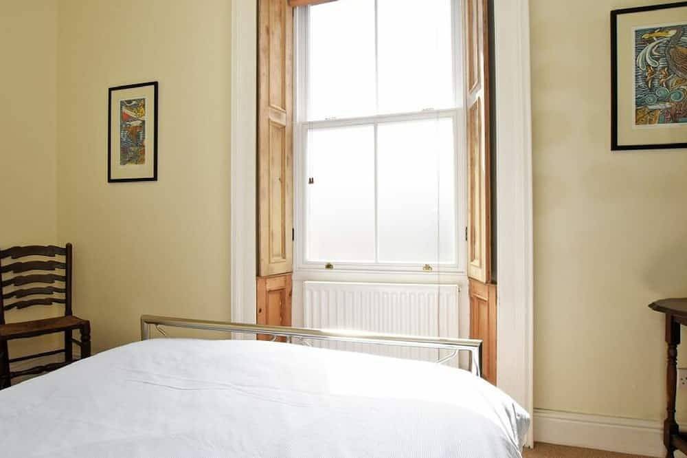 Riverbank Cottage, pet friendly, with open fire in Alnmouth in Alnmouth, Northumberland