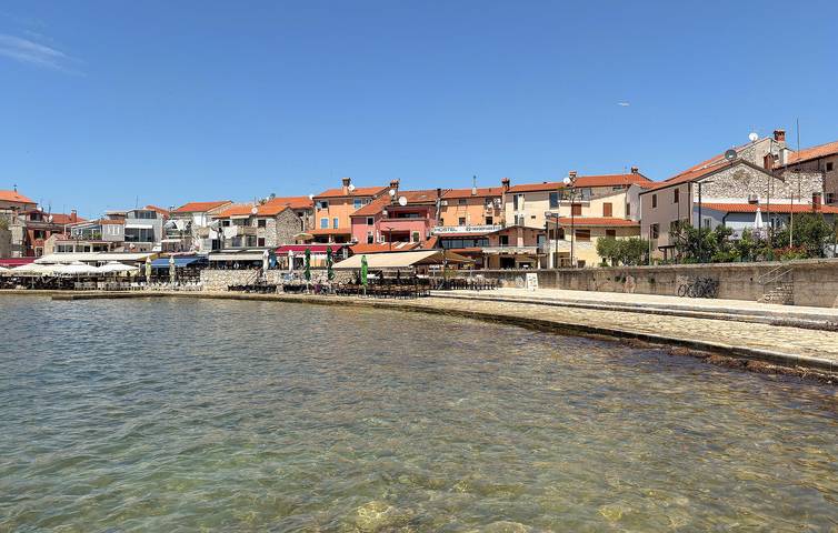 Appartement de vacances entier, Appartement confortable avec vue sur la mer : Wi-Fi, climatisation, terrasse et à 500 m de la plage in Umag, Région d'Umag