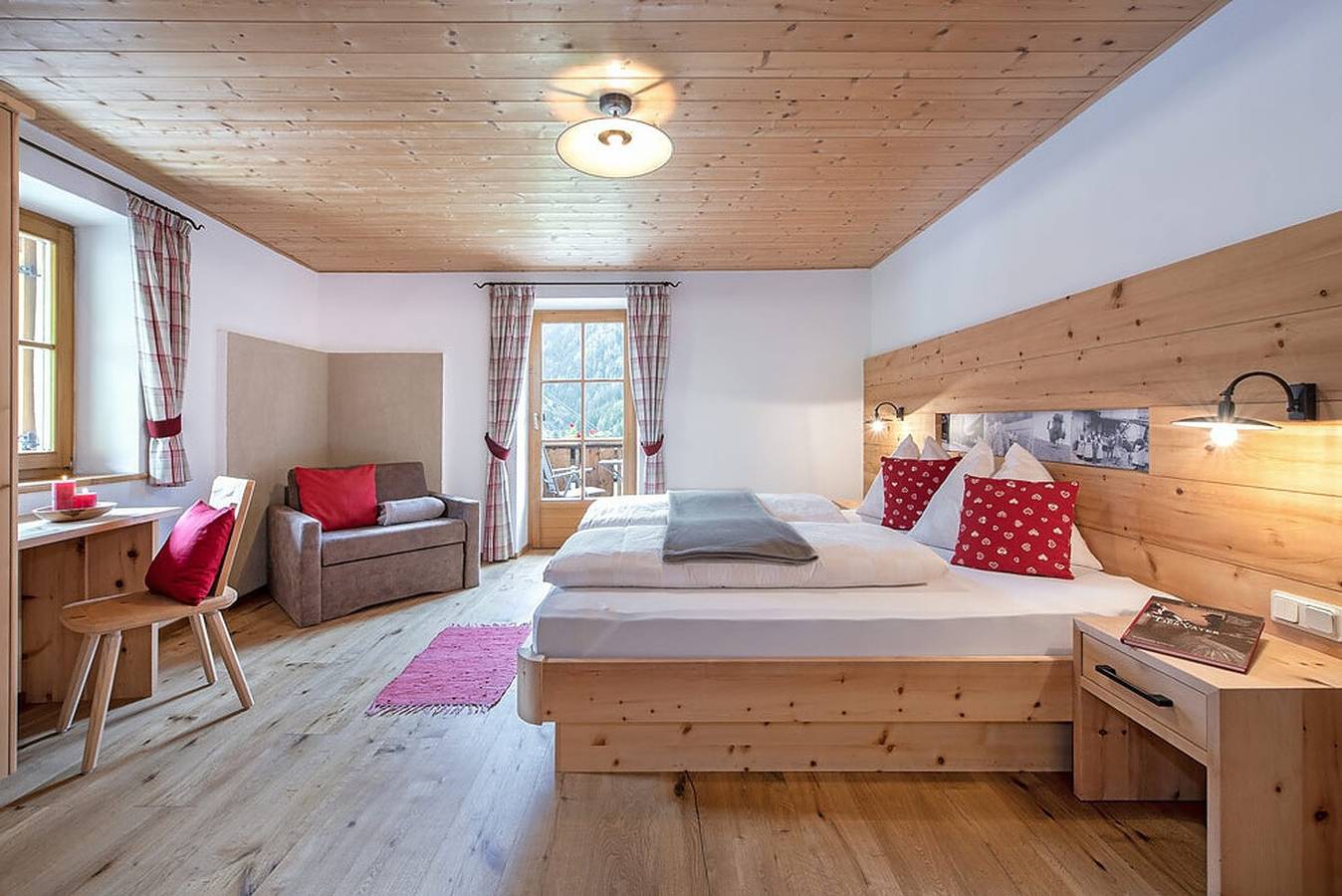 Ganze Wohnung, Ferienwohnung "Oberglarzhof Zirbel" mit Bergblick, Garten & Wlan in Pardell, Villnöß